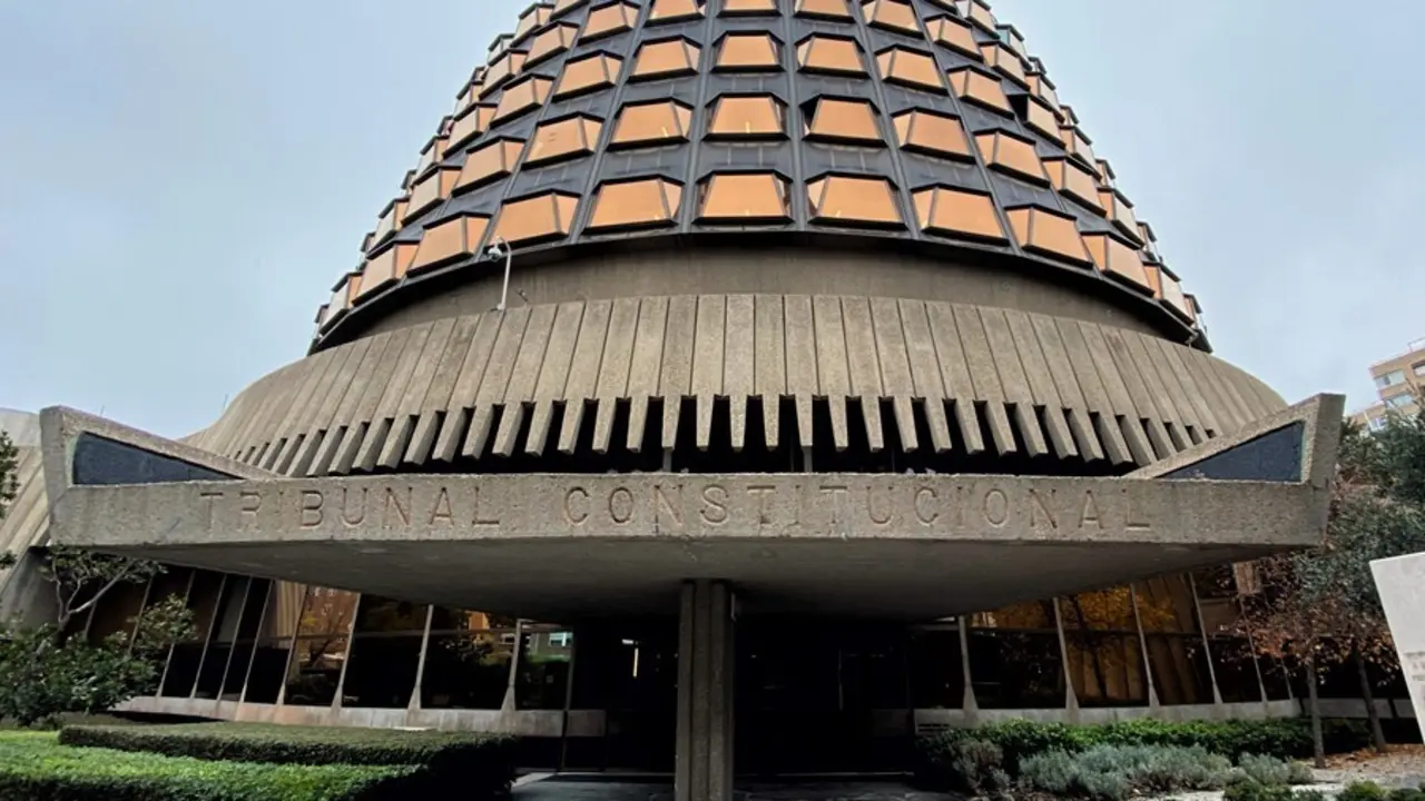 Archivo - Fachada y entrada al edificio del Tribunal Constitucional de Espa&ntilde;a, en Madrid a 29 de noviembre de 2019.