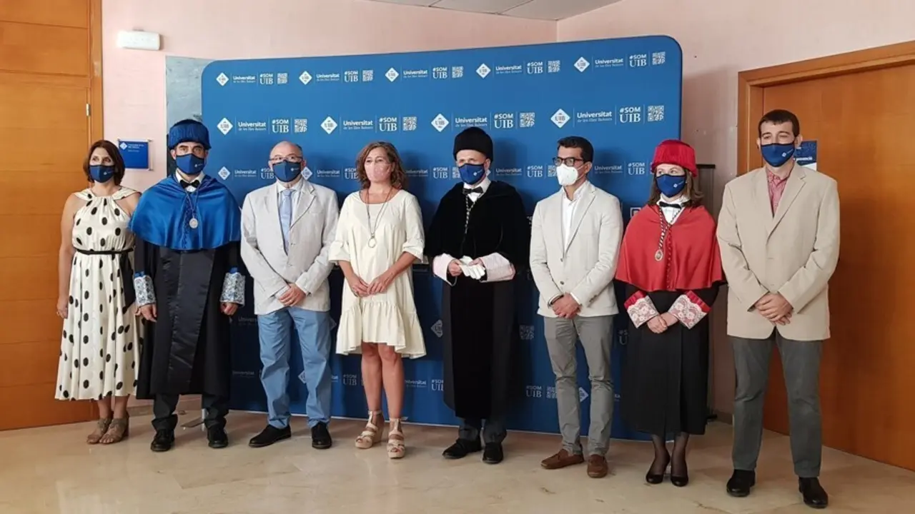 La presidenta del Govern, Francina Armengol, y el rector de la UIB, Jaume Carot, junto a otras personalidades durante el acto inaugural del curso universitario.