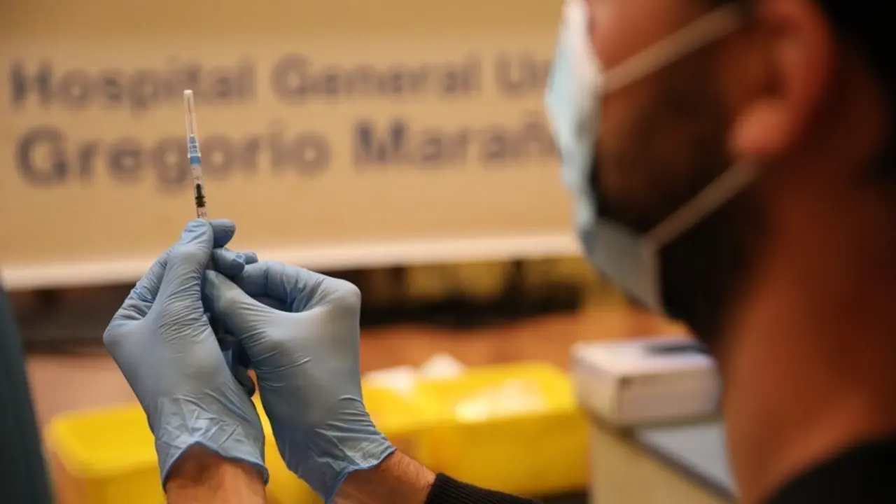 Un sanitario prepara una vacuna contra el coronavirus, en el dispositivo puesto en marcha en las instalaciones del Hospital General Universitario Gregorio Mara&ntilde;&oacute;n, a 20 de agosto de 2021, en Madrid (Espa&ntilde;a). Casi 5 millones de personas en la Comunidad de 