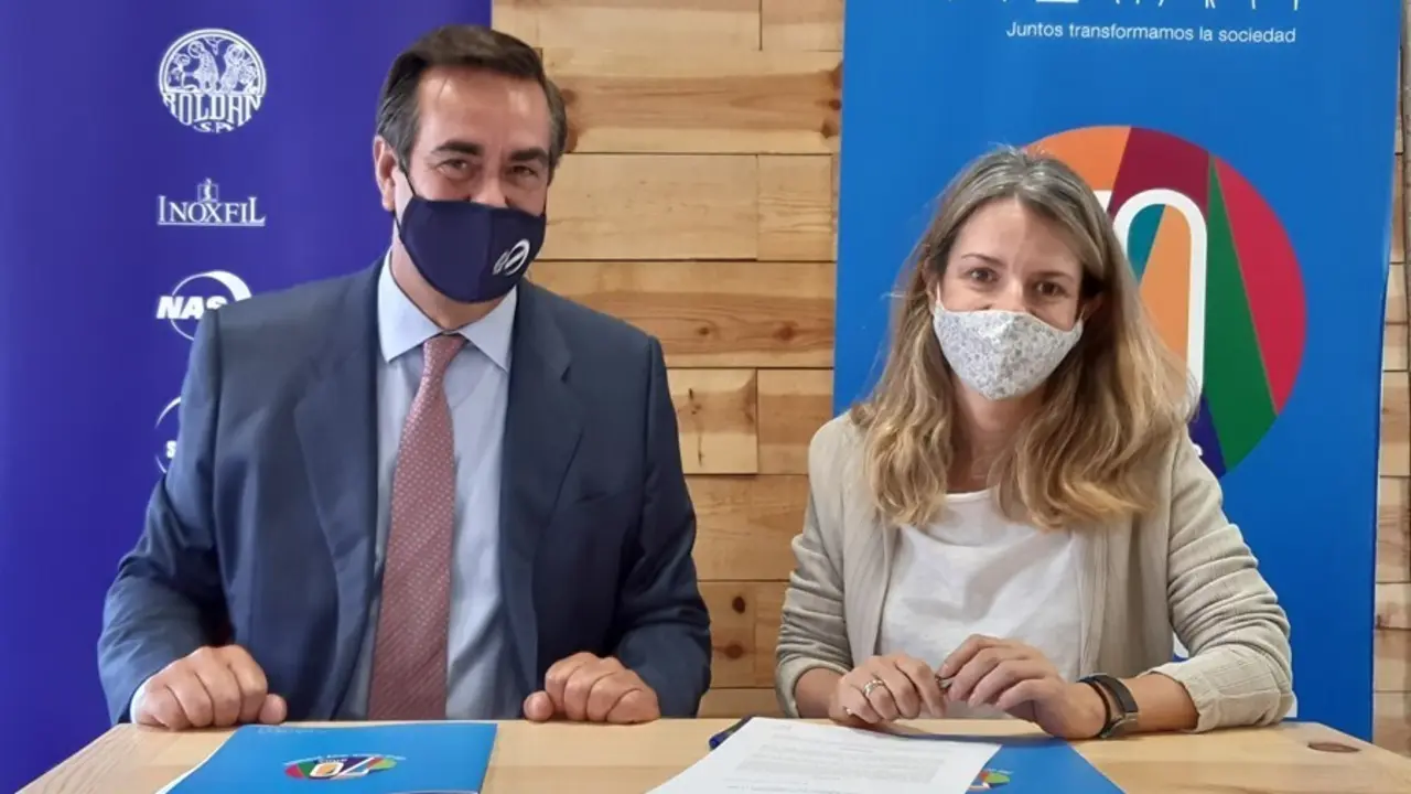 El Consejero Delegado de Acerinox, Bernardo Vel&aacute;zquez, y la presidenta de Fundaci&oacute;n A LA PAR, Almudena Martorell, firmado el acuerdo colaborativo entre entidades