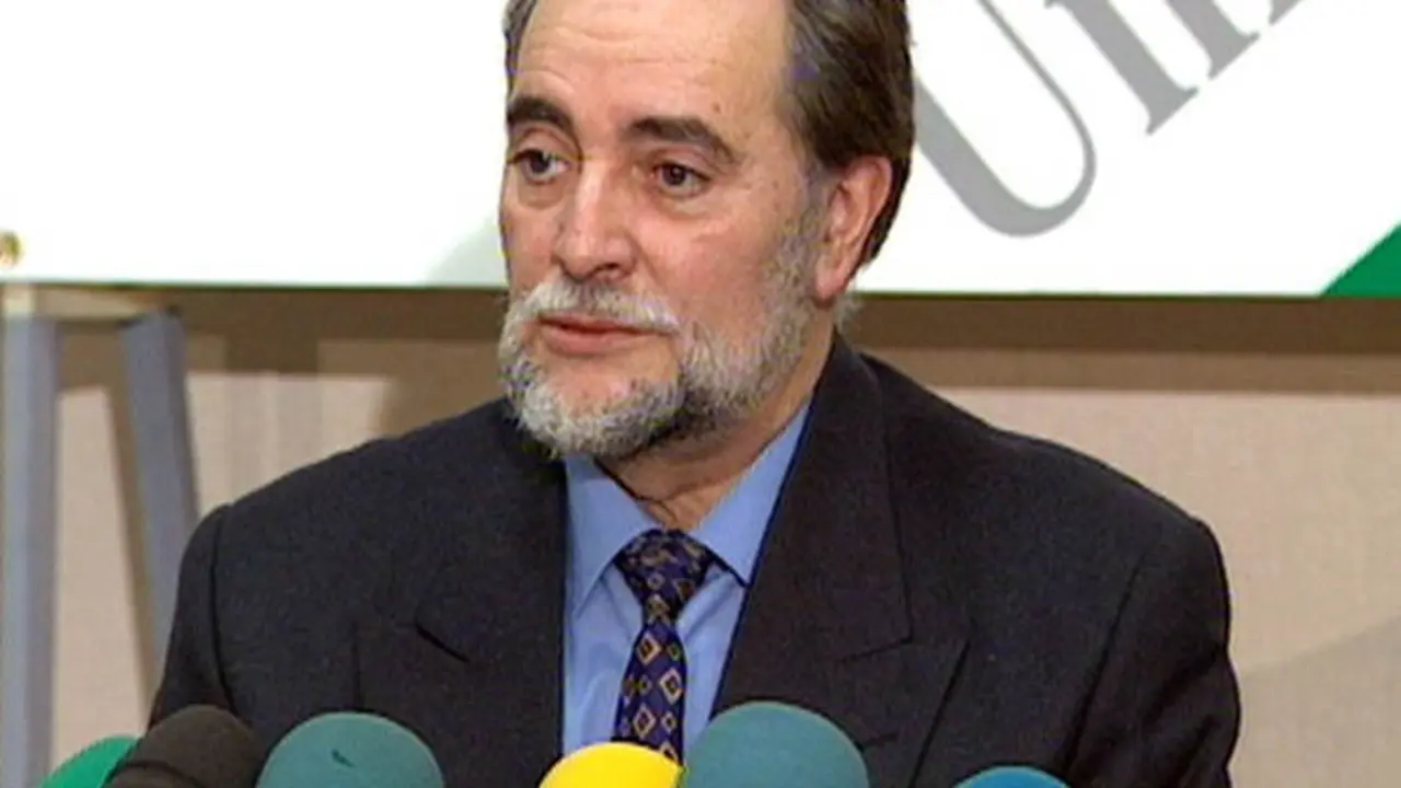 Archivo - El que fuera dirigente de Izquierda Unida, Julio Anguita en el a&ntilde;o 1998