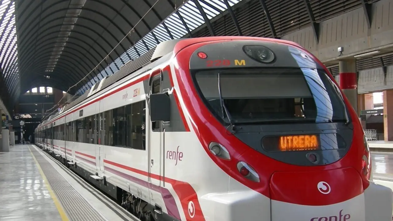 Archivo - Tren Civia en la estaci&oacute;n de Santa Justa