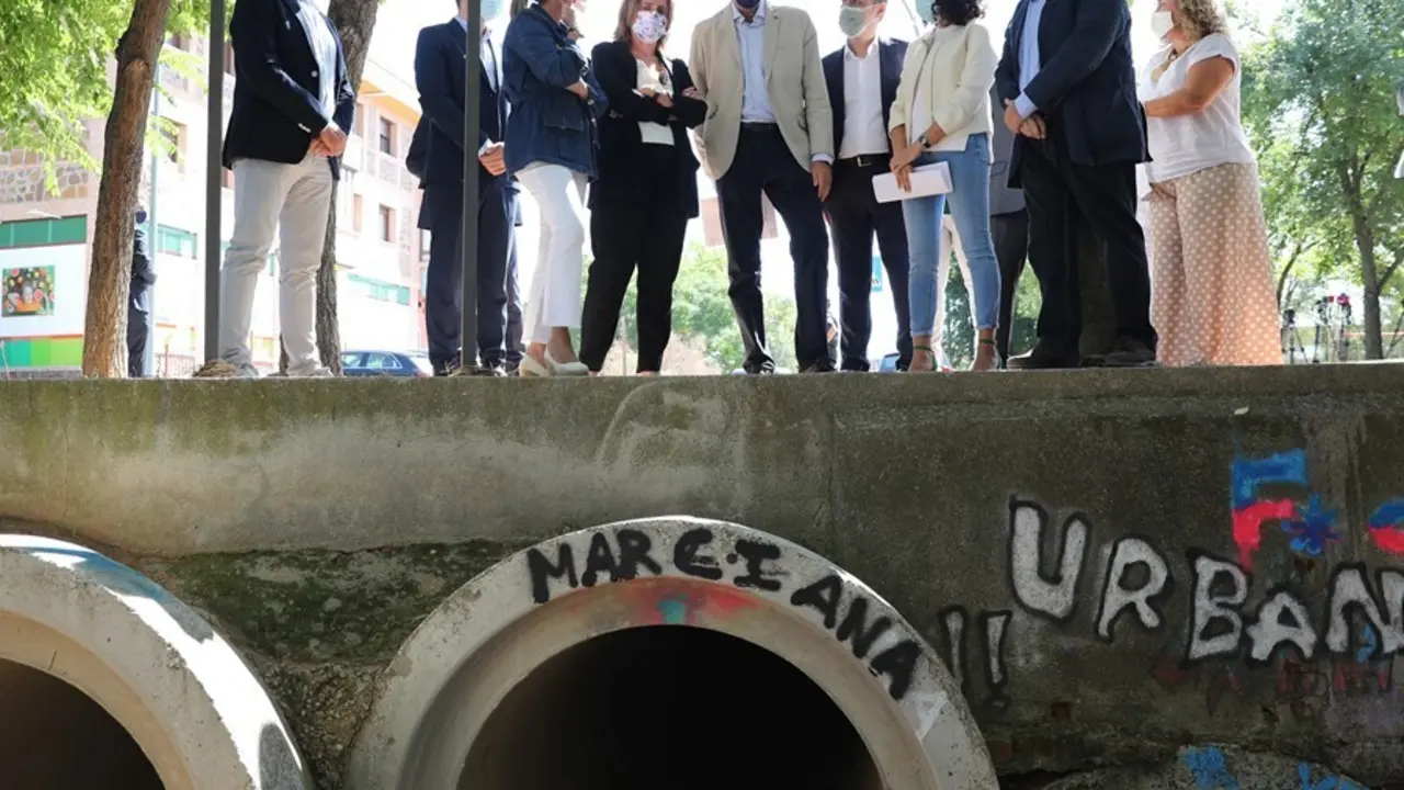 La vicepresidenta y ministra para la Transici&oacute;n Ecol&oacute;gica y el Reto Demogr&aacute;fico, Teresa Ribera, visita el barrio de Azucaica en Toledo, junto a la alcaldesa Milagros Tol&oacute;n, una zona afectada por las tormentas