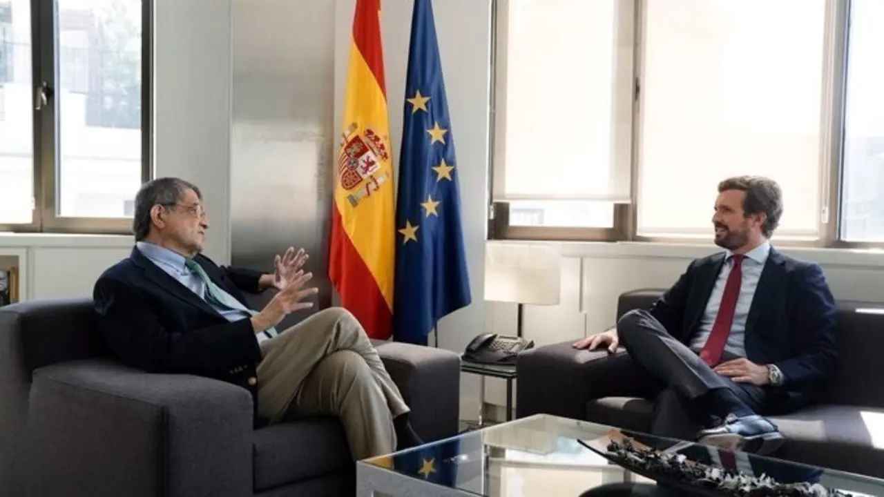 El l&iacute;der del PP, Pablo Casado, se re&uacute;ne con el escritor nicarag&uuml;ense Sergio Ram&iacute;rez