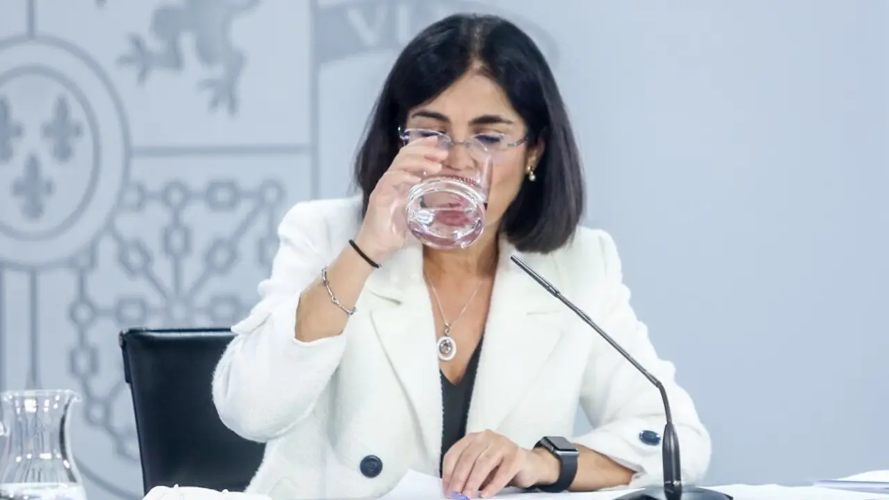 La ministra de Sanidad, Carolina Darias, bebe agua durante una rueda de prensa posterior a la reuni&oacute;n del Consejo Interterritorial del Sistema Nacional de Salud, a 15 de septiembre de 2021, en Madrid (Espa&ntilde;a). Ampliar el aforo en estadios y eventos deport