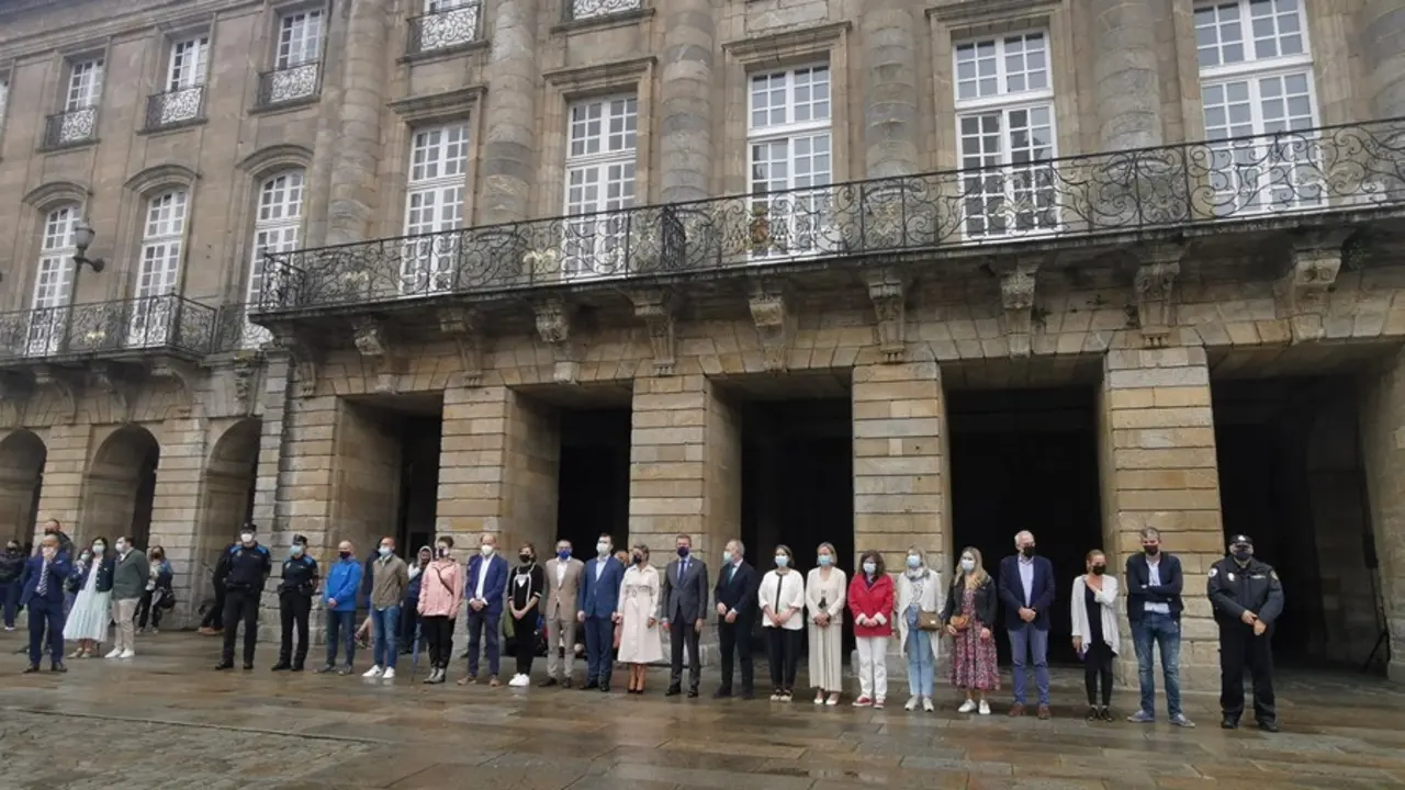 Concentraci&oacute;n y minuto de silencio ante el Pazo de Raxoi de Santiago convocado por el crimen machista de A Coru&ntilde;a. Asisten la vicepresidenta segunda del Gobierno, Yolanda D&iacute;az, y el presidente de la Xunta, Alberto N&uacute;&ntilde;ez Feij&oacute;o.
