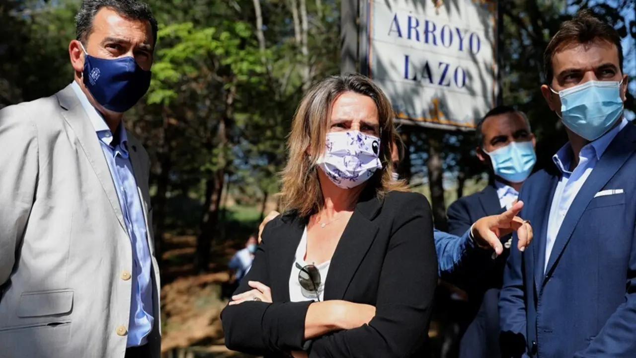 La ministra para la Transici&oacute;n Ecol&oacute;gica, Teresa Ribera, en su visita al toledano barrio de Azucaica tras las tormentas