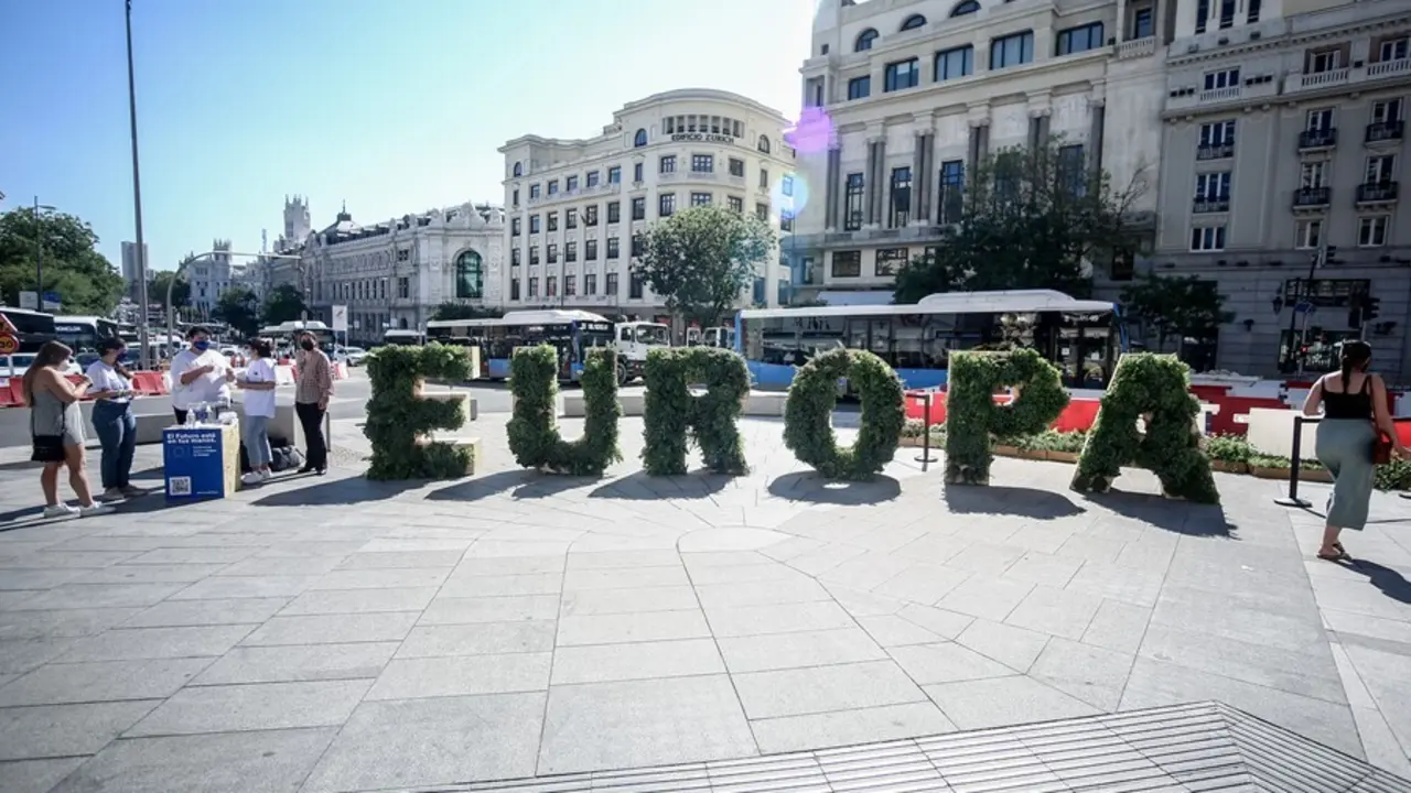 Letras gigantes &ldquo;Europa&rdquo; en los pies del edificio Metr&oacute;poli de Gran V&iacute;a, a 17 de septiembre de 2021, en Madrid, (Espa&ntilde;a)