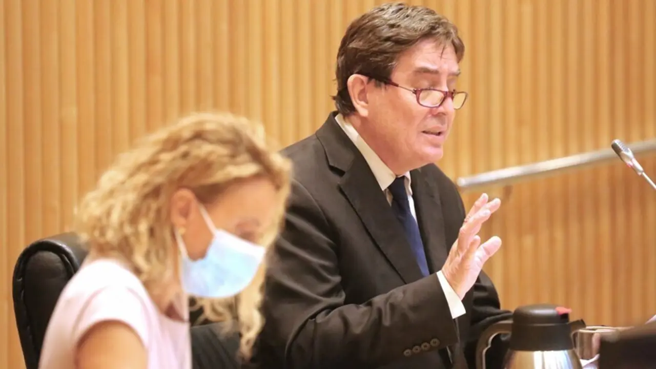 La presidenta del Congreso de los Diputados, Meritxell Batet (i), y el director del Instituto Cervantes, Luis Garc&iacute;a Montero (d), en el acto conmemorativo del 30 Aniversario del Instituto Cervantes