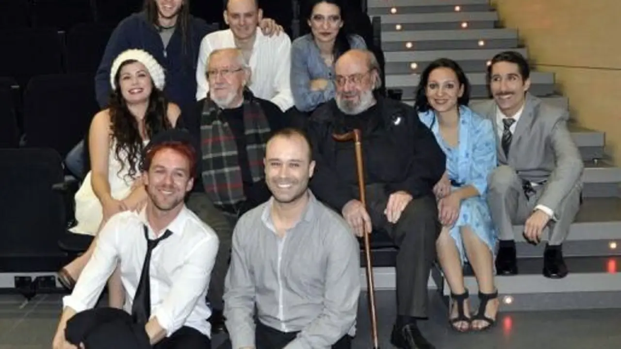Archivo -  Alfonso Sastre, con parte del elenco de una de sus &uacute;ltimas obras