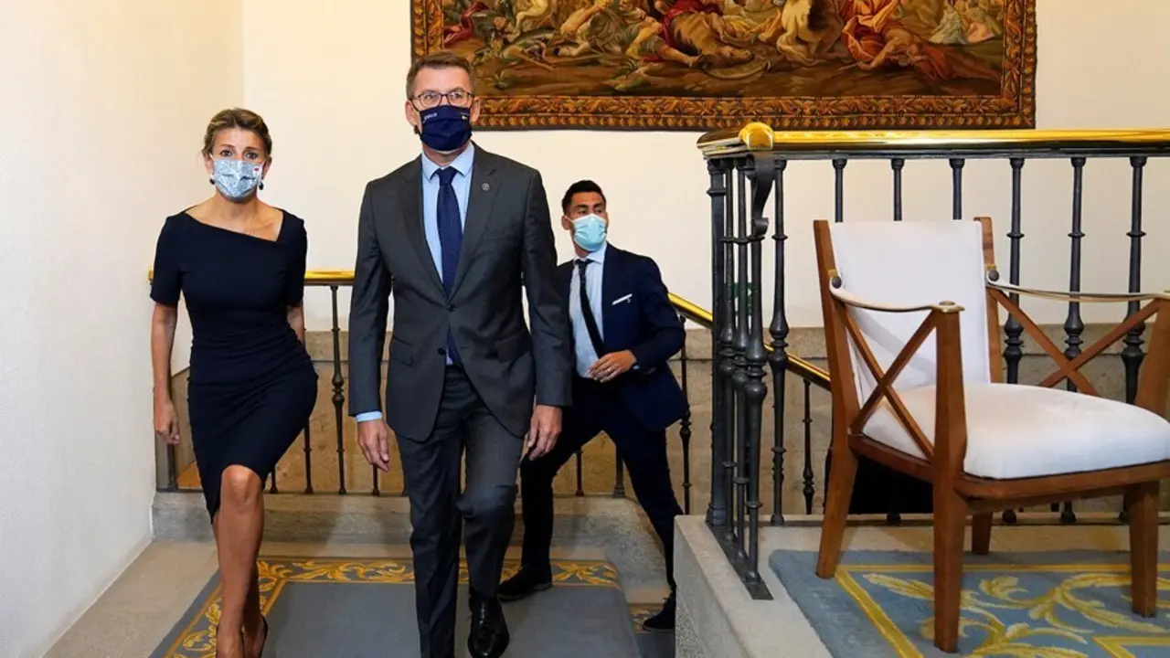 El presidente de la Xunta, Alberto N&uacute;&ntilde;ez Feij&oacute;o, y la vicepresidenta segunda del Gobierno y ministra de Trabajo, Yolanda D&iacute;az, a su llegada una reuni&oacute;n entre ambos, a 17 de septiembre de 2021, en Santiago de Compostela.