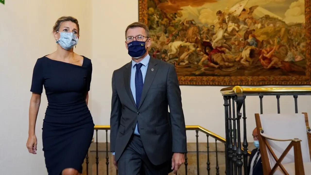 El presidente de la Xunta, Alberto N&uacute;&ntilde;ez Feij&oacute;o, y la vicepresidenta segunda del Gobierno y ministra de Trabajo, Yolanda D&iacute;az, a su llegada una reuni&oacute;n entre ambos, a 17 de septiembre de 2021, en Santiago de Compostela.