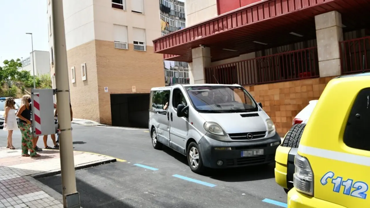 Archivo - Imagen de archivo del pasado agosto, cuando una furgoneta con menores marroqu&iacute;es se sit&uacute;a a las puertas del juzgado tras presentar una denuncia solicitando habeas corpus minutos antes de ser repatriados a su pa&iacute;s de origen