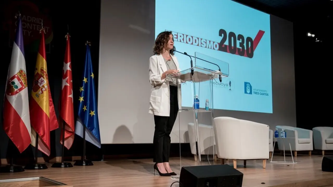 La presidenta de la Comunidad de Madrid, Isabel D&iacute;az Ayuso, interviene en la inauguraci&oacute;n de la Jornada Nuevo-Nuevo Periodismo, a 17 de septiembre de 2021, en Tres Cantos, Madrid, (Espa&ntilde;a). Organizada por el Foro Periodismo 2030