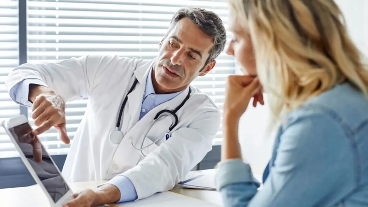 Archivo - Consulta M&eacute;dico. M&eacute;dico con una paciente.