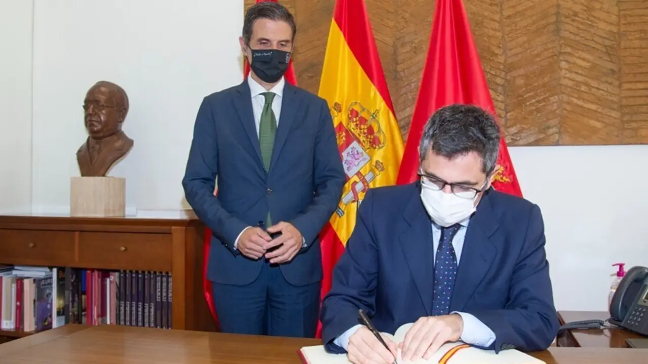 El alcalde de Alcal&aacute;, Javier Rodr&iacute;guez Palacios ha recibido al ministro de la Presidencia, Memoria Democr&aacute;tica y Relaciones con las Cortes, F&eacute;lix Bola&ntilde;os en su visita institucional a Alcal&aacute; de Henares