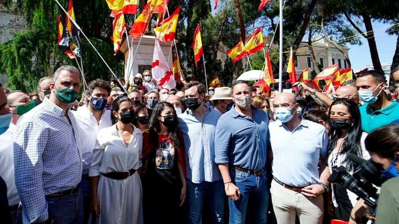Archivo - Santiago Abascal rodeado de otros dirigentes de Vox en la cocentraci&oacute;n contra el 'proc&eacute;s'