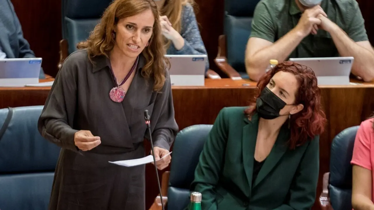 La portavoz de M&aacute;s Madrid, M&oacute;nica Garc&iacute;a (i), y la diputada Mar&iacute;a Pastor (d), en una sesi&oacute;n de control al Gobierno de la Comunidad de Madrid en la Asamblea de Madrid, a 16 de septiembre de 2021