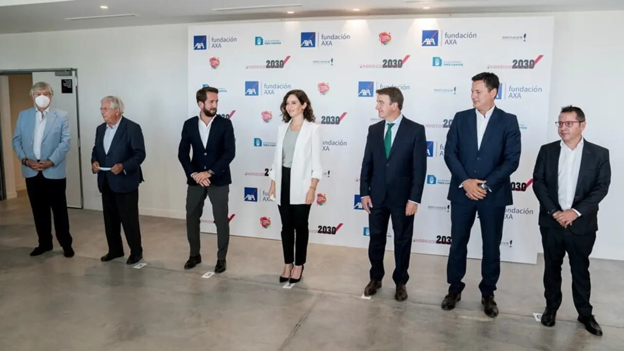 (3I-D) El presidente ejecutivo del grupo Secuoya, Ra&uacute;l Berdon&eacute;s Montoya; la presidenta de la Comunidad de Madrid, Isabel D&iacute;az Ayuso; y el alcalde de Tres Cantos, Jes&uacute;s Moreno, a su llegada a a la inauguraci&oacute;n de la Jornada Nuevo-Nuevo Periodismo, a 17 de 