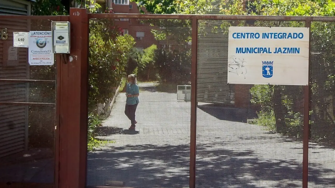 Archivo - Una mujer camina en el interior del recinto de una residencia de ancianos.