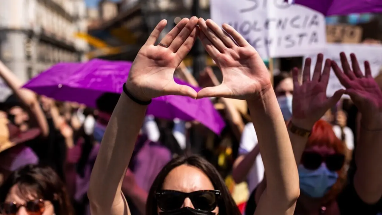 Archivo - Una mujer hace un gesto feminista, durante una manifestaci&oacute;n.