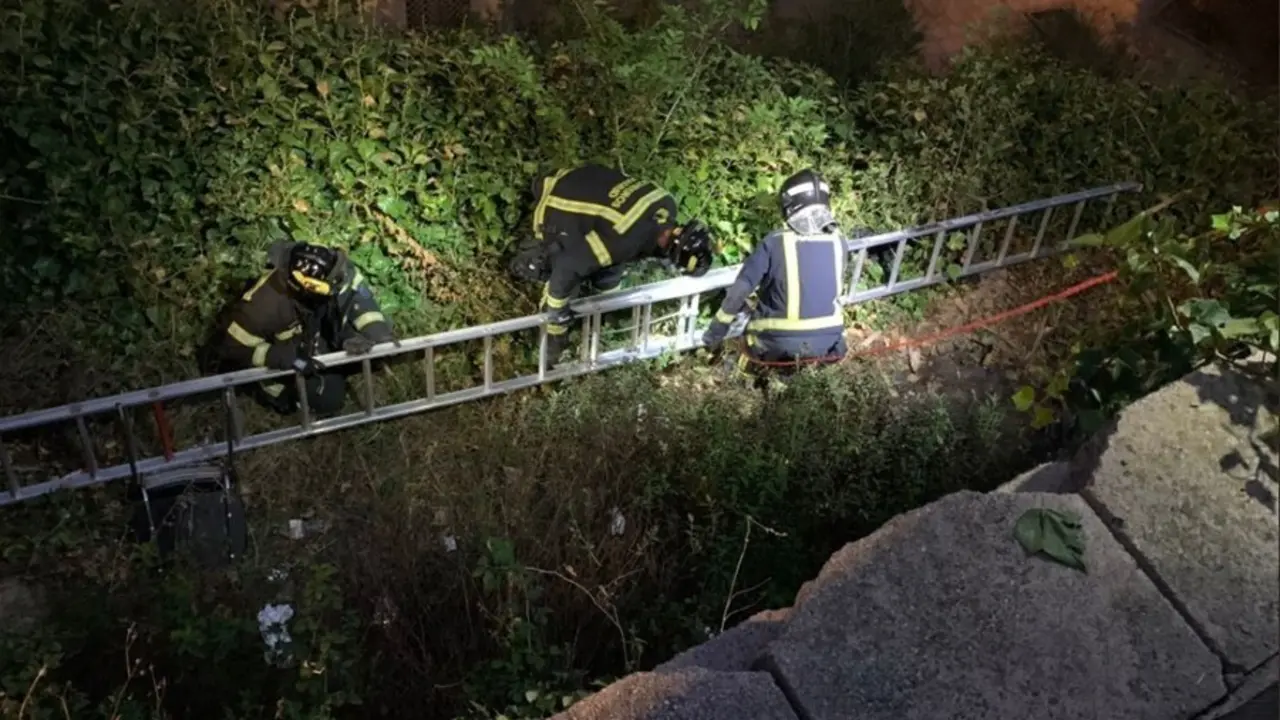 Rescatan en Madrid a una ni&ntilde;a de 11 a&ntilde;os que se hab&iacute;a ca&iacute;do a un pozo con ocho metros de profundidad.
