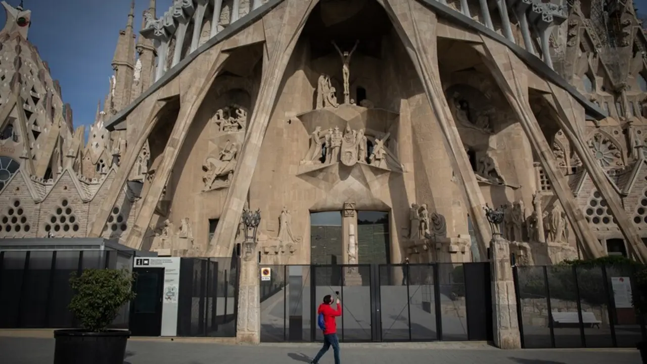 Archivo - Un hombre hace fotos a la Sagrada Familia, en Barcelona, Catalunya (Espa&ntilde;a), a 16 de noviembre de 2020