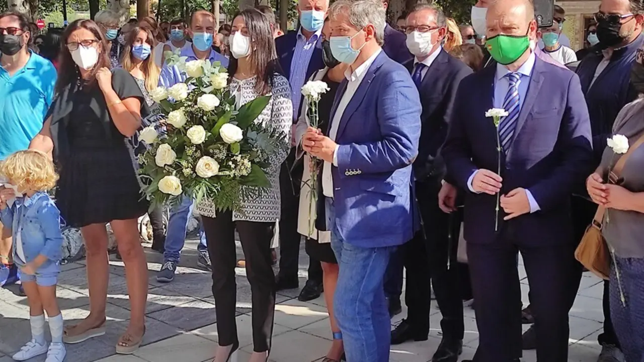 La l&iacute;der de Cs, In&eacute;s Arrimadas, en la ofrenda floral organizada en Zaragoza por la Asociaci&oacute;n de V&iacute;ctimas del Terrorismo (AVT) en protesta por los actos en apoyo al etarra Henri Parot.