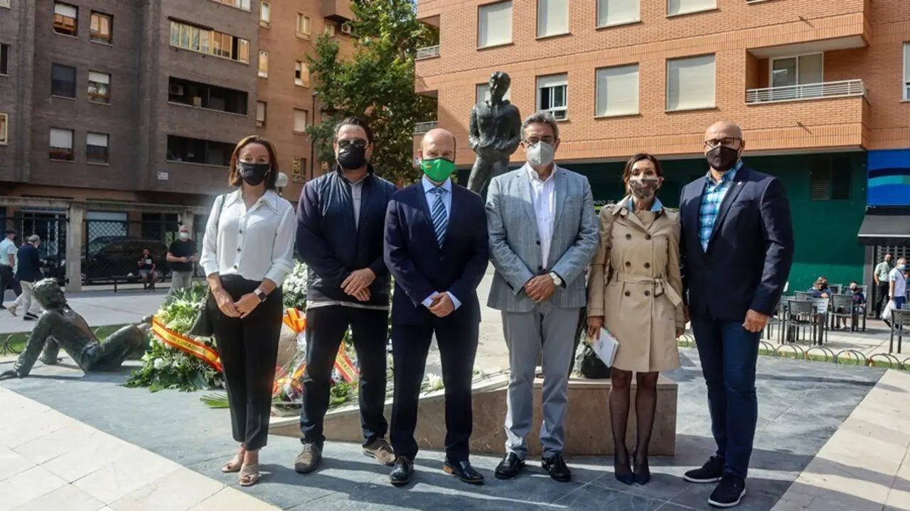Representantes de VOX en la manifestaci&oacute;n en favor de las v&iacute;ctimas del terrorismo, organizada por la AVT.