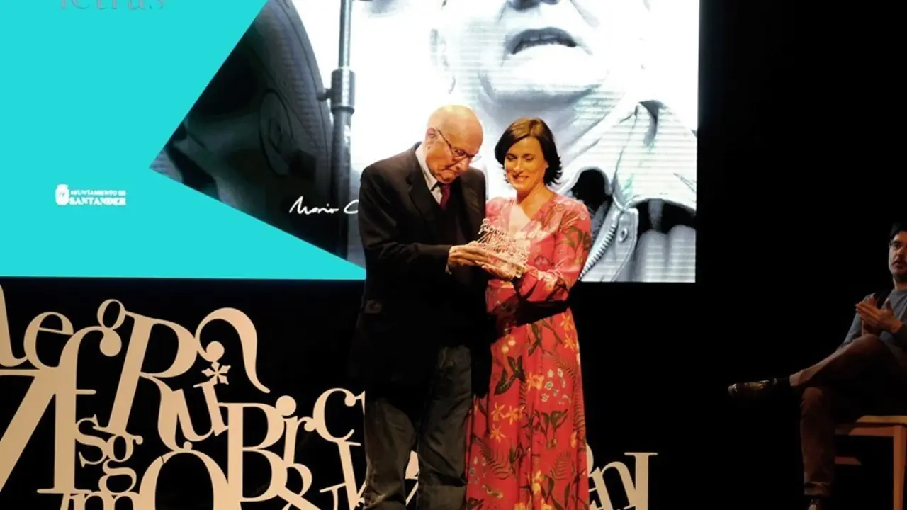 Archivo - La alcaldesa de Santander, Gema Igual, entrega hace a&ntilde;os un premio al cineasta Mario Camus en la Gala de las  Letras de la ciudad