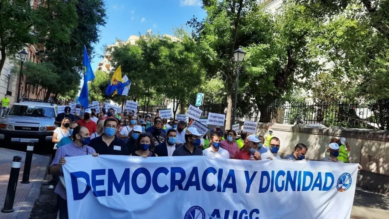 Guardias civiles reclaman frente al Ministerio de Interior igualdad de condiciones con el resto de cuerpos policiales