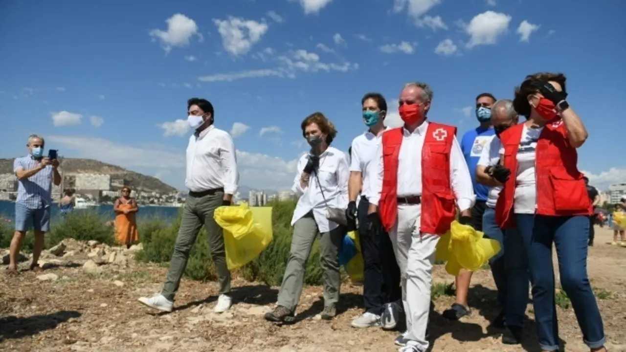 La Reina Do&ntilde;a Sof&iacute;a participa en una campa&ntilde;a de recogida de basura en las playas y mares.