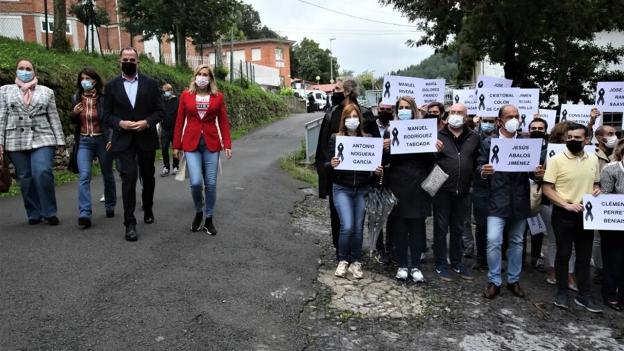 Drigentes del PP con el l&iacute;der de los populares vascos a la cabeza, Carlos Iturgaiz, en el acto de desagravio a las v&iacute;ctimas celebrado en Arrasate Mondragon