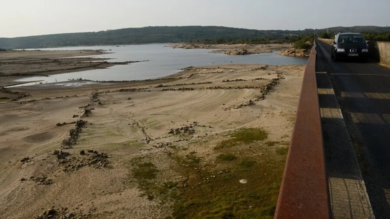 Vista general sobre el estado del embalse de Salas en la cuenca Mi&ntilde;o-Sil, a 24 de agosto de 2021, en Galicia, (Espa&ntilde;a). En Salas -en Ourense-, los informes de la Xunta de Galicia indican que su actual nivel de ocupaci&oacute;n es del 27,3%. En el caso de Portas 