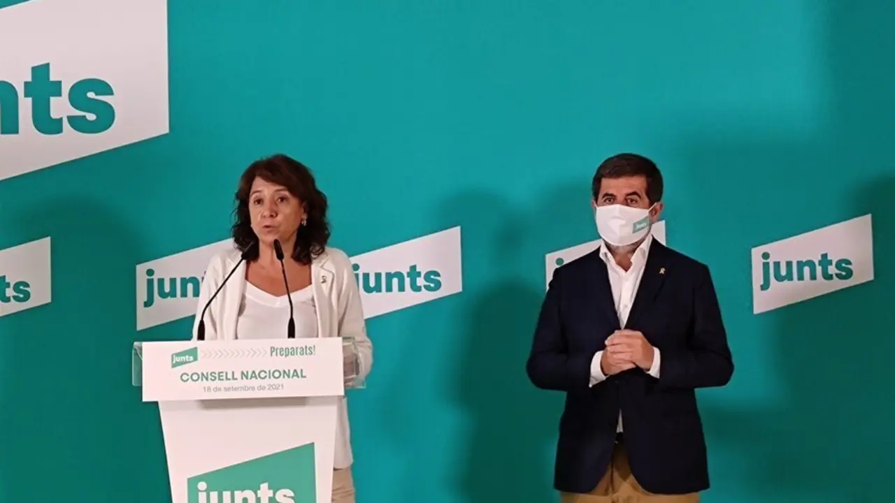 La presidenta del Consell Nacional de Junts, Anna Erra, y el secretario general de Junts, Jordi S&agrave;nchez