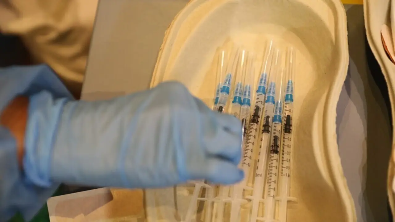 Varias dosis de la vacuna de Pfizer en el dispositivo puesto en marcha para vacunar contra el coronavirus, en las instalaciones del Hospital General Universitario Gregorio Mara&ntilde;&oacute;n.