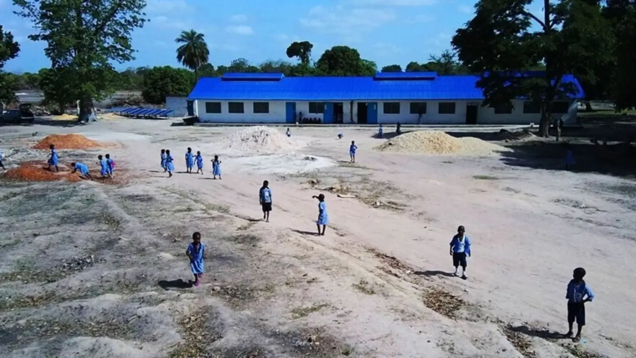 Ni&ntilde;os jugando en los aleda&ntilde;os del colegio de Basori (Gambia), construido por PLAYING, la ONG del deporte