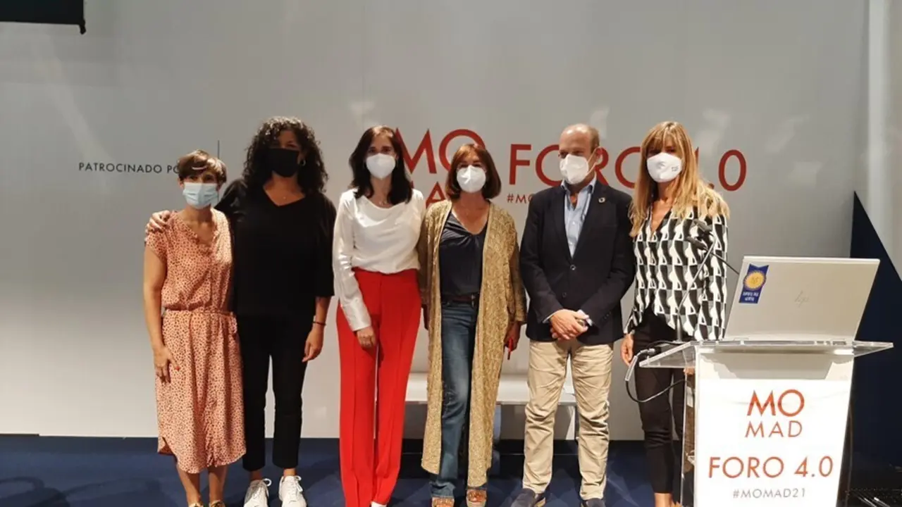 Participantes en la mesa redonda sobre transformaci&oacute;n social en el sector textil, en el marco del MOMAD