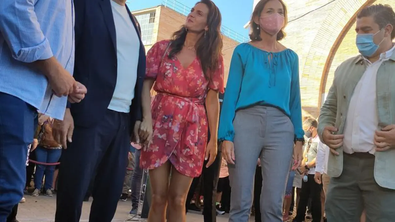Andrea Bocelli, junto al alcalde de M&eacute;rida, Antonio Rodr&iacute;guez Osuna, y la ministra de Industria, Comercio y Turismo, Reyes Maroto, junto a su placa en la Viam Musicorum.