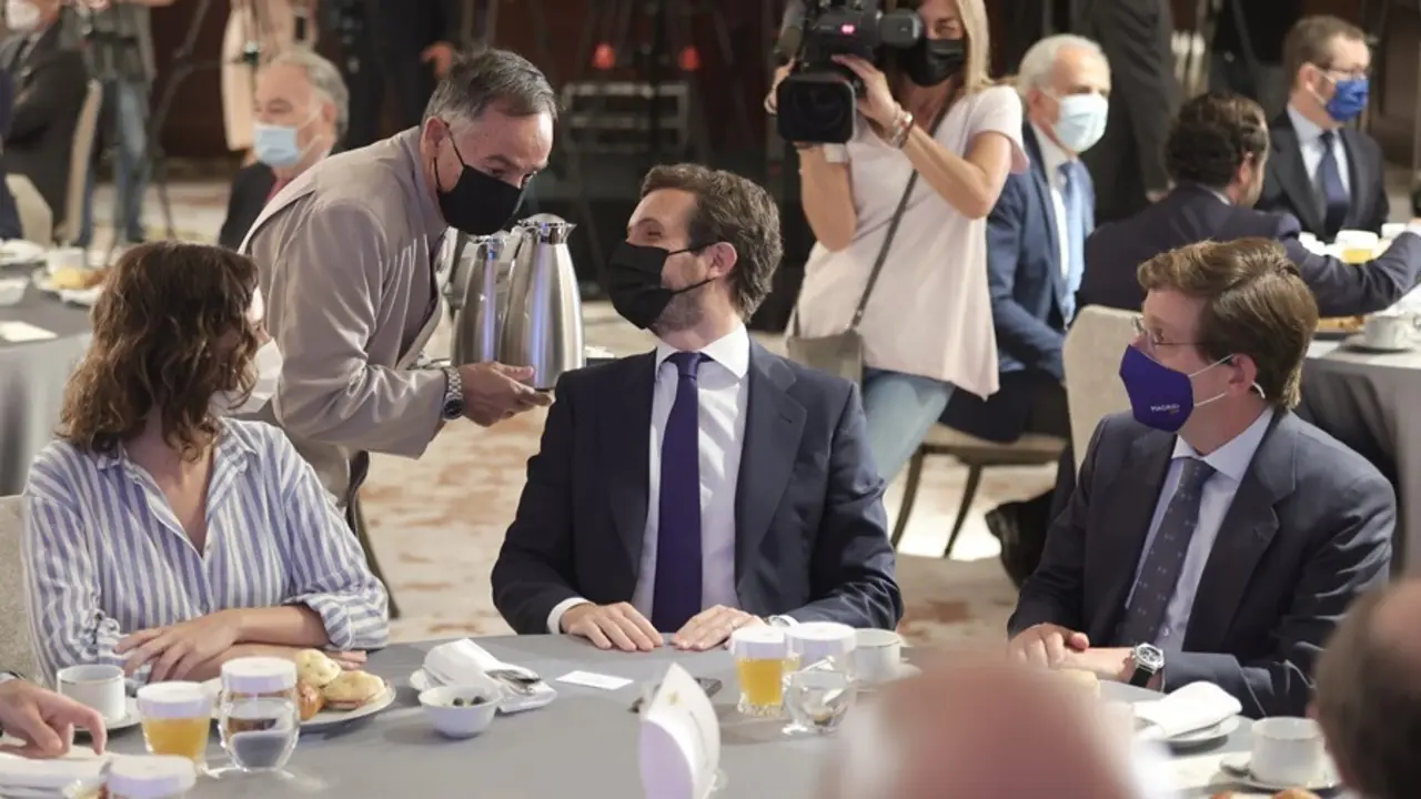 La presidenta de la Comunidad de Madrid, Isabel D&iacute;az Ayuso; el presidente del Partido Popular, Pablo Casado, y el alcalde de Madrid, Jos&eacute; Luis Mart&iacute;nez-Almeida.