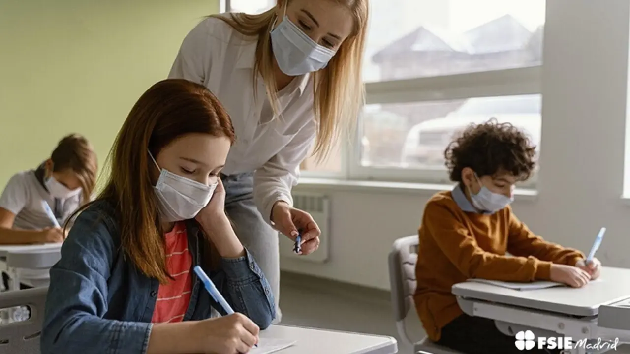 Archivo - Alumnos en un aula con mascarilla.