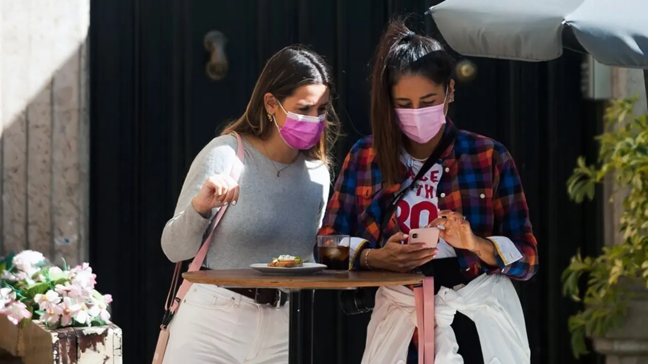 Archivo - Consumidores de terrazas, bares y cafeter&iacute;as de M&aacute;laga portan sus mascarillas ante la obligatoriedad  por parte de la Junta de Andaluc&iacute;a de pon&eacute;rselas  mientras no se est&eacute; consumiendo. M&aacute;laga a 26 de octubre 2020
