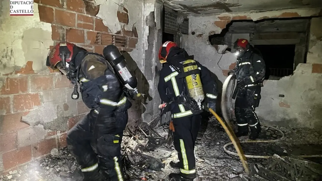 Tareas de extinci&oacute;n del incendio de una vivienda en Benic&agrave;ssim