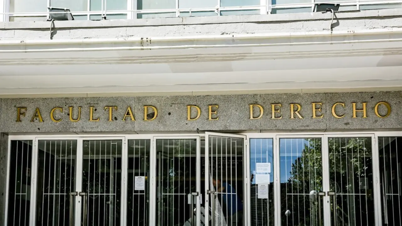 Archivo - Entrada a la Facultad de Derecho de la Universidad Complutense de Madrid -UCM-.