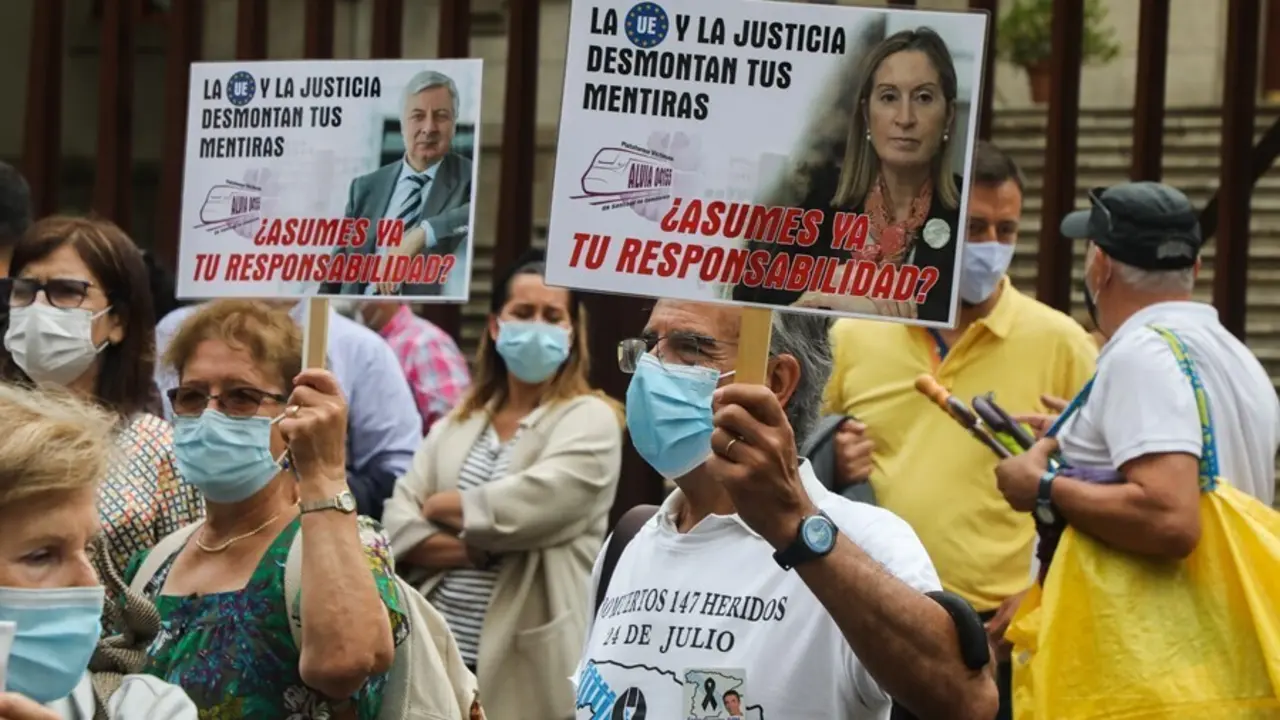 Archivo - V&iacute;ctimas y familiares del accidente ferroviario de Angrois (Santiago), durante una manifestaci&oacute;n para reclamar una investigaci&oacute;n independiente sobre las causas del siniestro ferroviario, a 24 de julio de 2021, en Santiago de Compostela