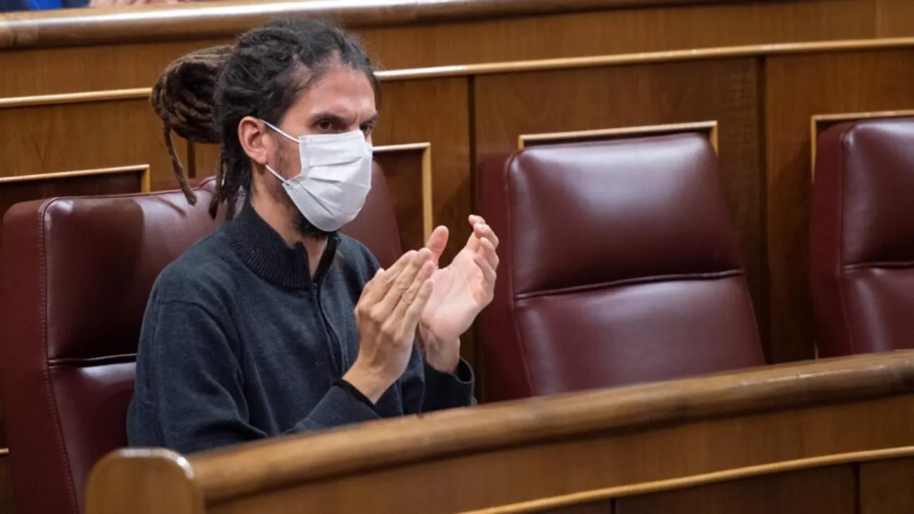 Archivo - El secretario de Organizaci&oacute;n de Podemos y diputado de Unidas Podemos en el Congreso, Alberto Rodr&iacute;guez, aplaude en una sesi&oacute;n de control al Gobierno, a 19 de mayo de 2021, en el Congreso de los Diputados, Madrid, (Espa&ntilde;a). Entre otras cuestione