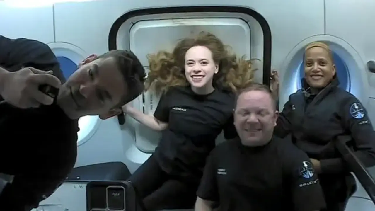 La c&aacute;psula de SpaceX que transportaba a los turistas espaciales se precipita frente a la costa de Florida - v&iacute;deo