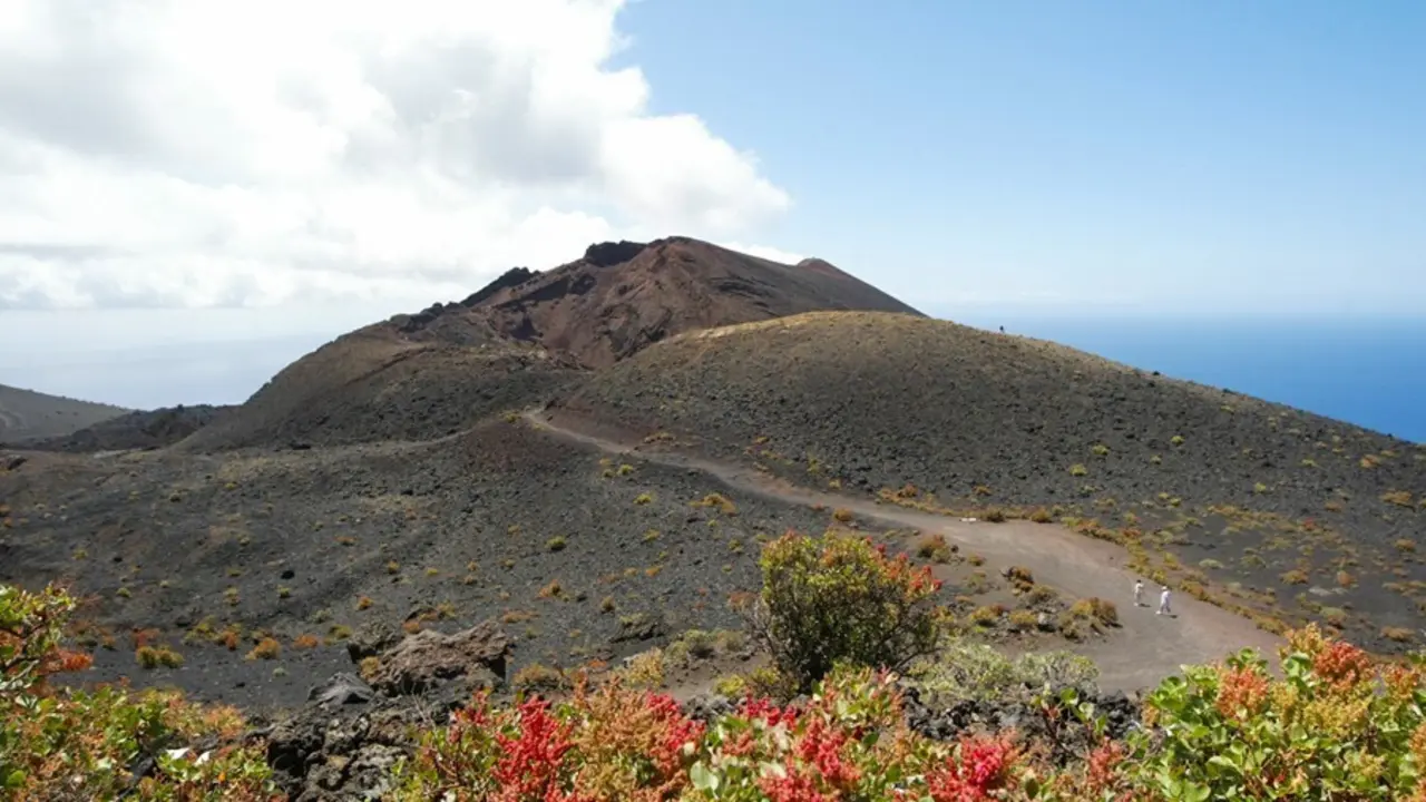 Archivo - Vista general de uno de los volcanes de Cumbre Vieja, una zona al sur de la isla que podr&iacute;a verse afectada por una posible erupci&oacute;n volc&aacute;nica, a 14 de septiembre de 2021, en Cumbre Vieja, La Palma, Islas Canarias, (Espa&ntilde;a). El Gobierno de Canari