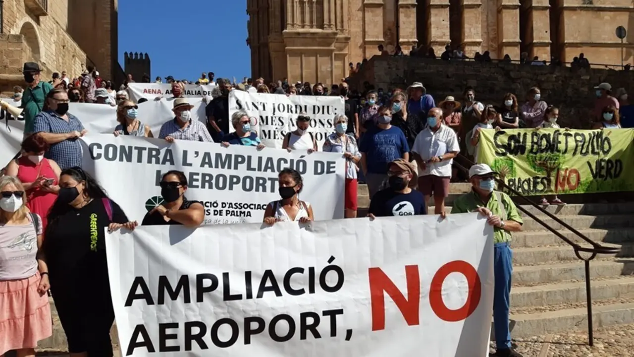 Unas 500 personas, seg&uacute;n la organizaci&oacute;n, participaci&oacute;n en la concentraci&oacute;n convocada por la plataforma contra la ampliaci&oacute;n del aeropuerto de Palma y Son Bonet Pulm&oacute; Verd.