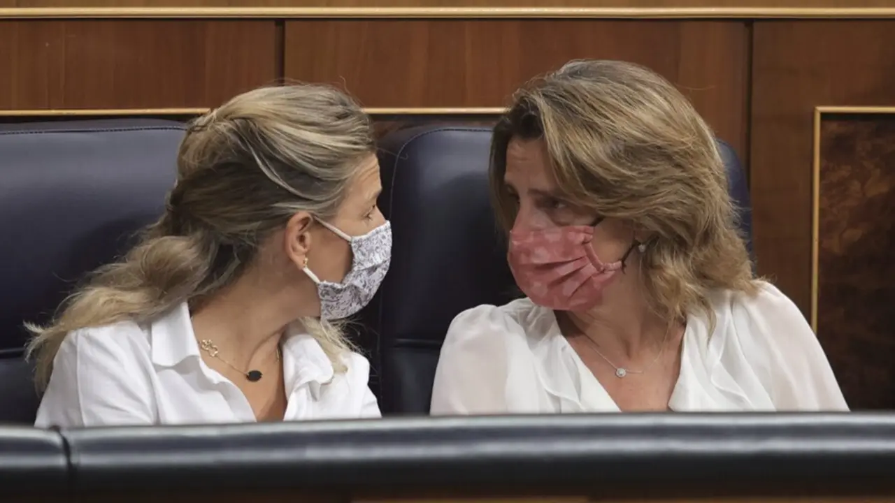 La vicepresidenta de Trabajo y Econom&iacute;a Social, Yolanda D&iacute;az (i), y la vicepresidenta de Transici&oacute;n Ecol&oacute;gica y Reto Demogr&aacute;fico, Teresa Ribera, conversan en una sesi&oacute;n de control al Gobierno en el Congreso